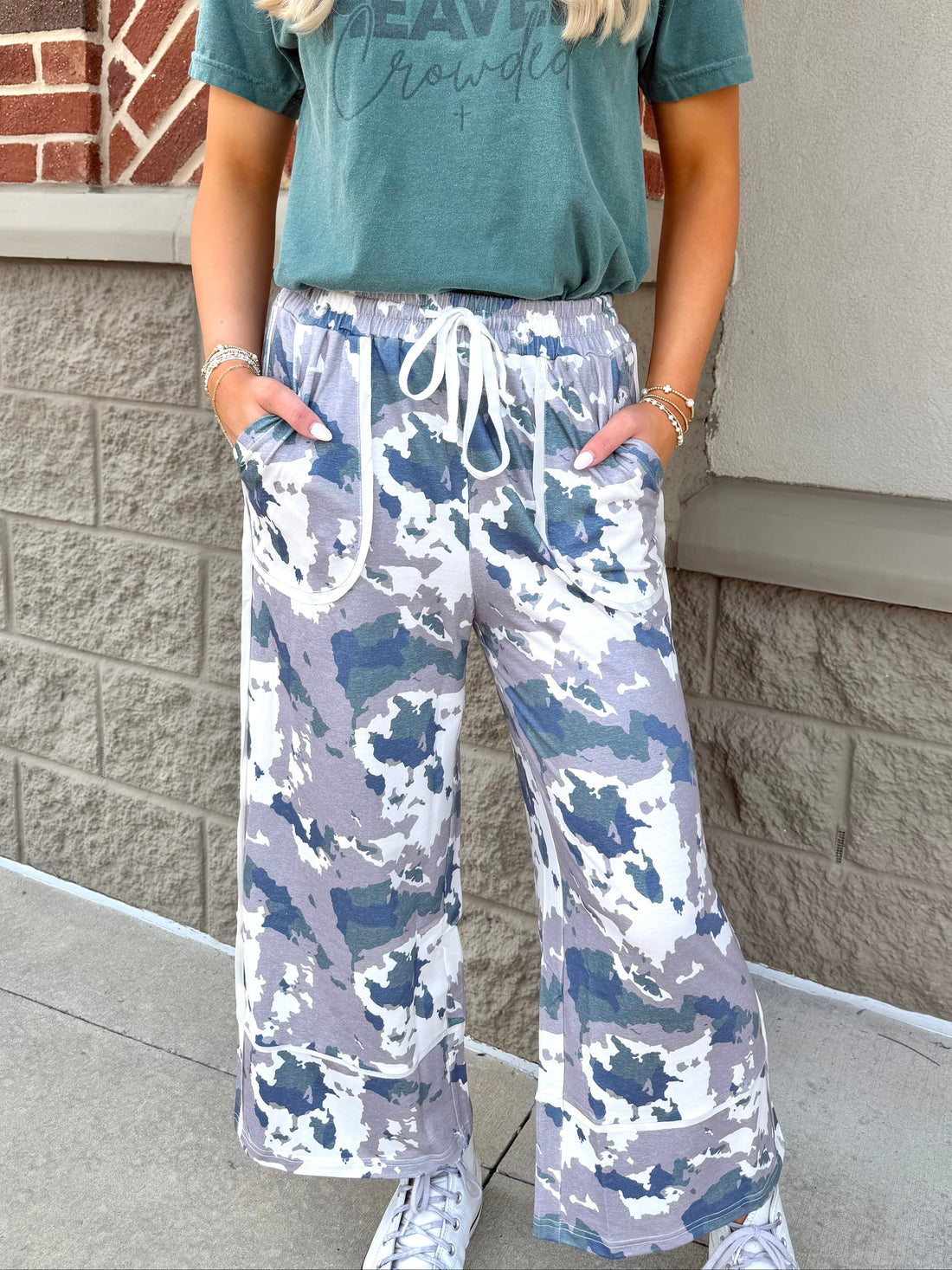 Brown Camouflage Print Contrast Lace-up Raw Edge Pocketed Loose Pants